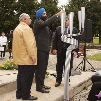 Canadian Minister of State (Multiculturalism) Tim Uppal (center), accompanied by Yad Vashem Benefactor Ed Sonshine and Canadian Society Executive Director Yaron Ashkenazi, lit a candle at the Yizkor Ceremony in Toronto on 22 September